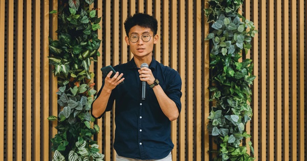 Ren Kai, a Year 2 SUSS Bachelor of Law student, posing a question to Mr Eric Chua