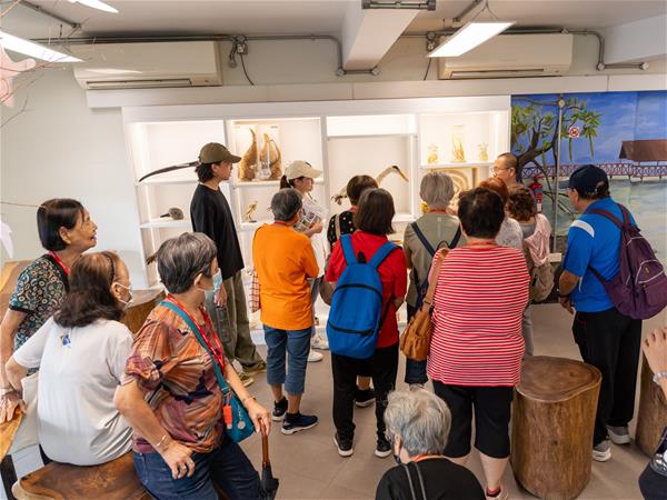 Seniors enjoying the sharing session and listening intently to the sharing by NParks staff at the Visitor Centre gallery.