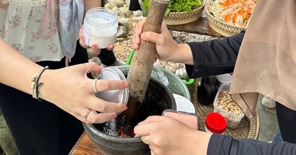 Students visiting Secret Island in Vang Vieng and making their own papaya salad.
