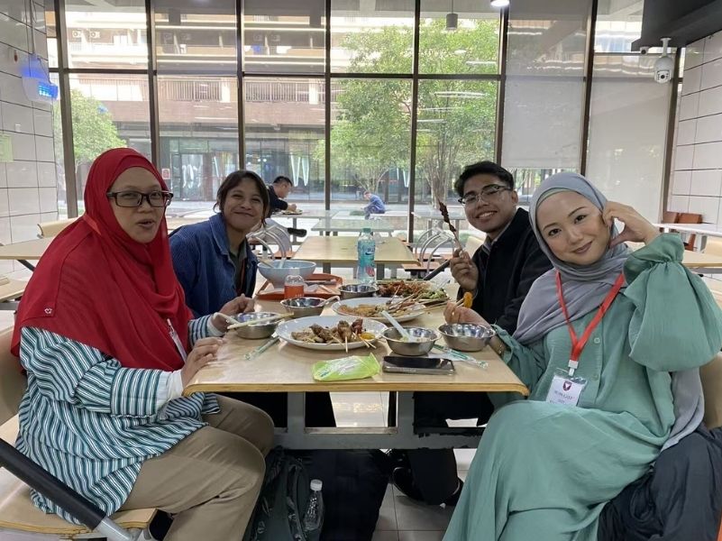Experiencing student life at Hangzhou Normal University and reflecting on their learning journey