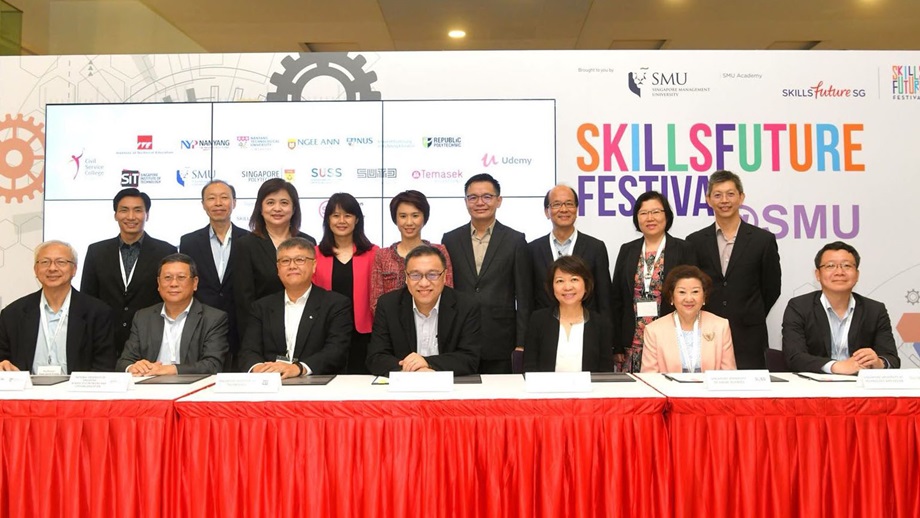 Signatories and witnesses of the collaborative agreement with SPS Ms Low Yen Ling, CE of SSG Mr Ng Cher Pong and A/Prof Teng Su Ching (seated second from the right)