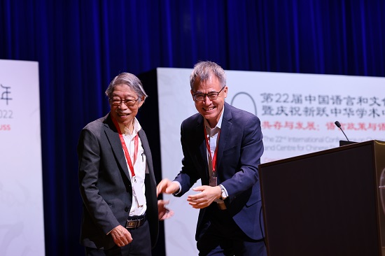 Professor Eddie Kuo, founding director of CCS@SUSS and SUSS Academic Advisor (left) and Associate Professor Luo Futeng, SUSS Head of Chinese Language & Literature programmes, were delighted to launch their new book. 郭振羽教授（左）以及罗福腾副教授在新书发布会上满心欢喜。