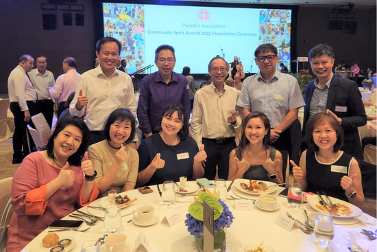 Professor Cheong Hee Kiat, SUSS President (standing, centre), and Dr Kelvin Tan (standing, far right), Head, SUSS Minor in Applied Ageing Studies programme, together with representatives from People’s Association and Republic Polytechnic.