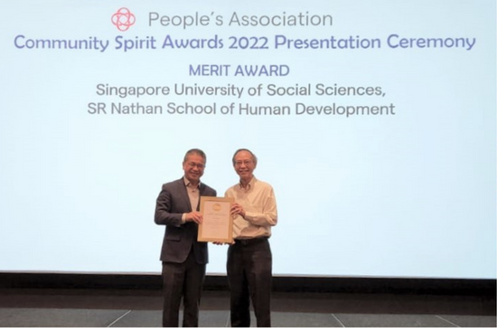 Professor Cheong Hee Kiat, SUSS President (right), receiving the award from Minister Edwin Tong, Minister for Culture, Community and Youth and Second Minister for Law and Deputy Chairman of People’s Association (left), at the presentation ceremony.