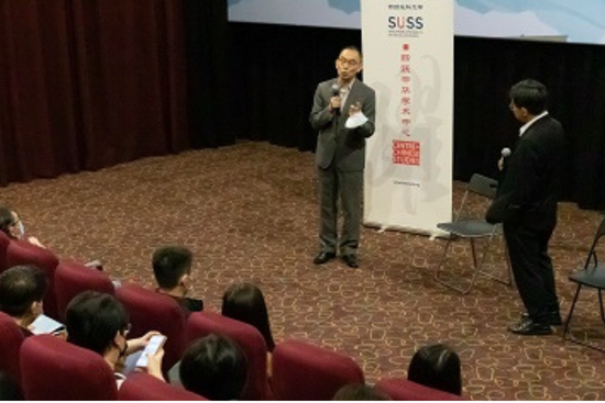 Screening of the opening film I Remember was followed by an engaging Q&A session with Mr Lin Chun-ying (left), director of the film, and moderated by Associate Professor Foo Tee Tuan, Director of CCS@SUSS. 观众在开幕片《我记得》的映后交流会中聚精会神地聆听导演林俊颕先生（左）阐述经验。交流会由新跃中华学术中心主任符诗专副教授主持。