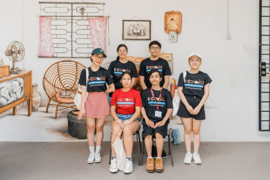 Posing against one of the many iconic murals in Tiong Bahru, participants learnt more about Singapore’s past by exploring the country’s oldest housing estate.