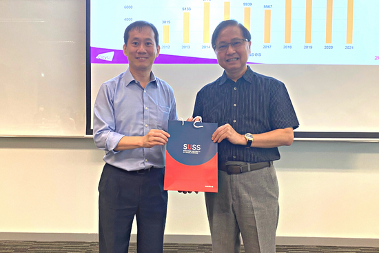 Associate Professor Ludwig Tan, Dean of the SUSS School of Humanities and Behavioural Sciences, presented a token of appreciation to Professor Dennis Wong.