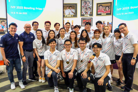 Joshua Tay, Lead of Competition Groups, and Dr Yap Meen Sheng, Dean of Students, SUSS Student Success Centre, with the SUSS Bowling Team at the Prize Award Ceremony of the 2023 Bowling IVP Games.