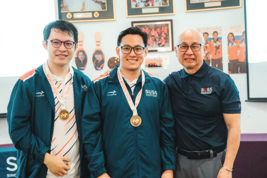 (From left to right) SUSS Bowling Team winners for IVP 2023 (gold and bronze medallists) with Dr Yap Meen Sheng, Dean of Students, SUSS Student Success Centre.